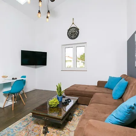 Industrial Style 2 Bedroom Apt 3 Min From The Beach! Porec