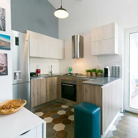 Industrial Style 2 Bedroom Apt 3 Min From The Beach! *