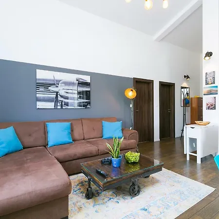 Industrial Style 2 Bedroom Apt 3 Min From The Beach!