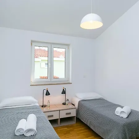 Industrial Style 2 Bedroom Apt 3 Min From The Beach! Appartement Poreč